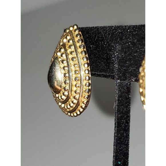 A Trifari Women's Chunky Gold Tone Vintage 80's Pierced Earrings Teardro… - Picture 9 of 10